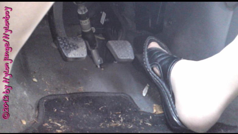 Carmen_Nylonjunge: Carro: Chinelos e bombeamento de pedal
