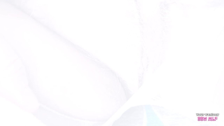 BBW_Wife: Üvey anne mastürbasyon yapmak için külotlu çorap yırtıyor (orta yaşlı seksi üvey anne...