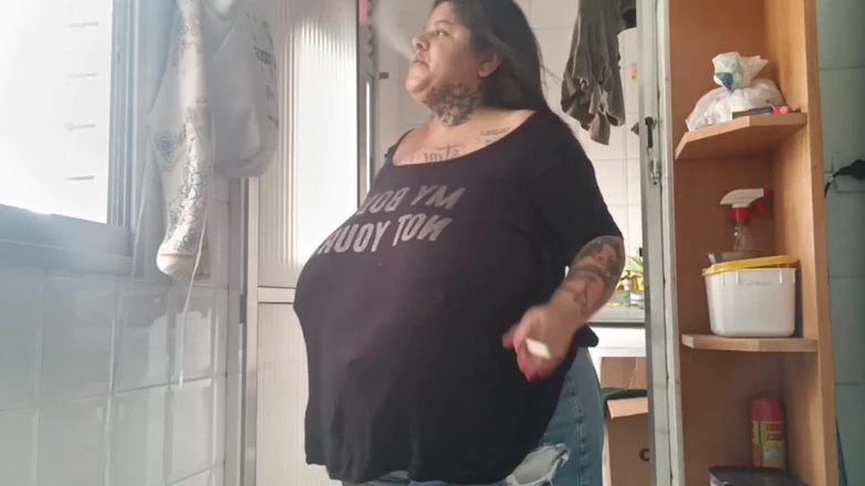 Mary Jhuana: BBW Smoking in the Service Area