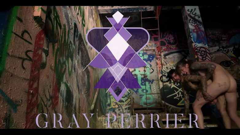 Gray Perrier: 变性女孩在一个废弃的动力装置中公开操一个变性人