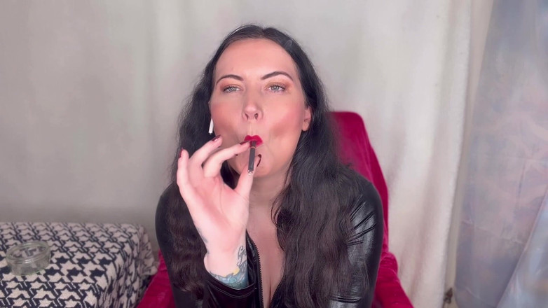 MissFFW: Fräulein Ffw genießt eine zigarette