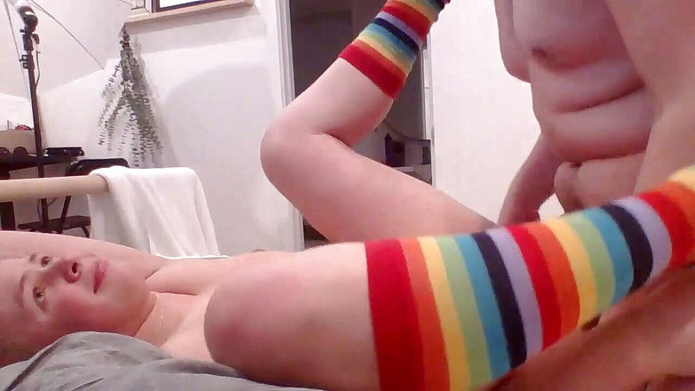 Hvnter: Twink berusia 18 tahun mengambil zakar yang lebih tua