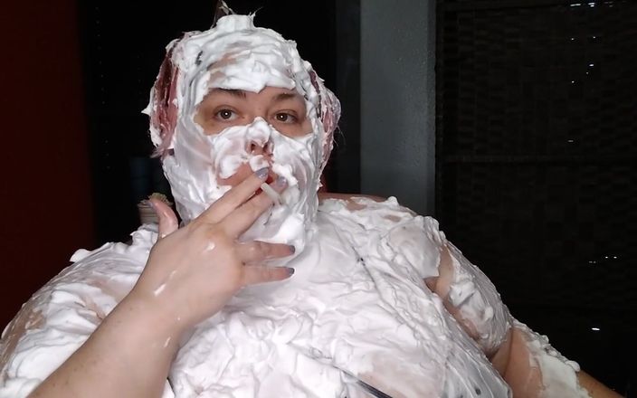 Ms Kitty Delgato: मैं अपने आप को शेविंग क्रीम के साथ नीचे लात मारता हूं, अपने चेहरे, बालों और स्तनों को ढँकता हूं