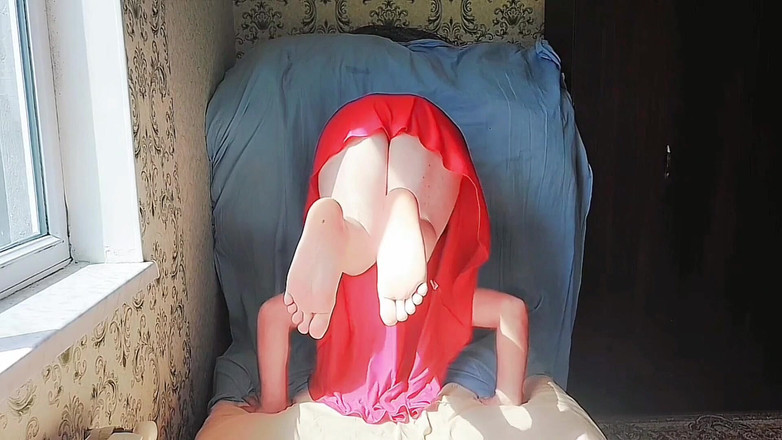 Kitty_Cross: Roztomilá Sissy má na sobě nadýchané náušníky v útulném svetru