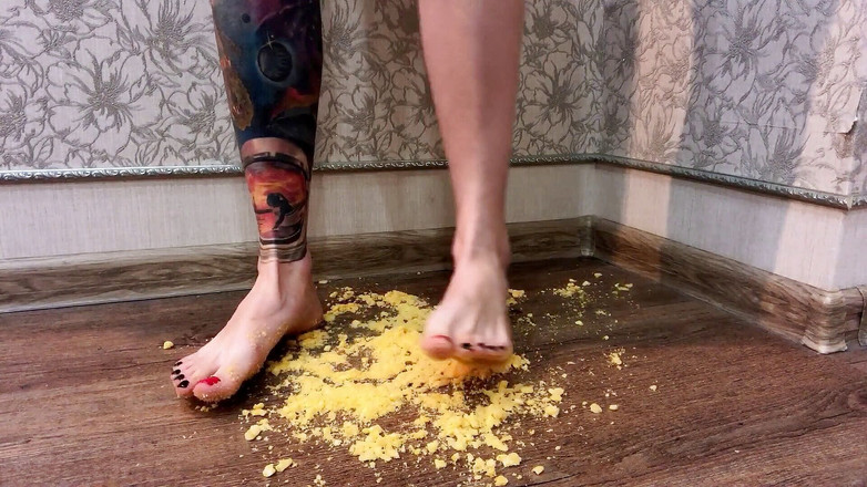 Footmodel Valery: Gadis tato menghancurkan cincin bawang