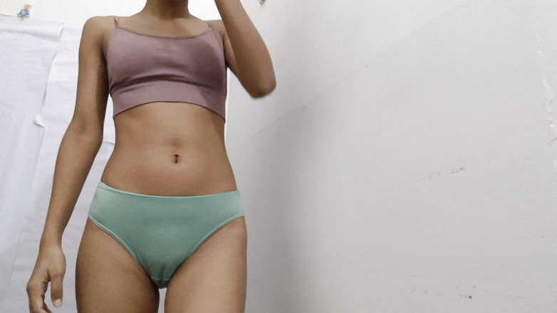 desigirl93: Bel corpo atletico si masturba le tette bollenti ragazza ragazza...