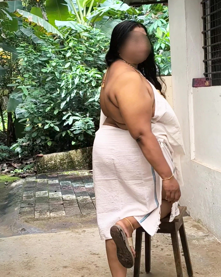 Anne Ipe: Menina indiana em sessão de fotos sexy em topless, depois...