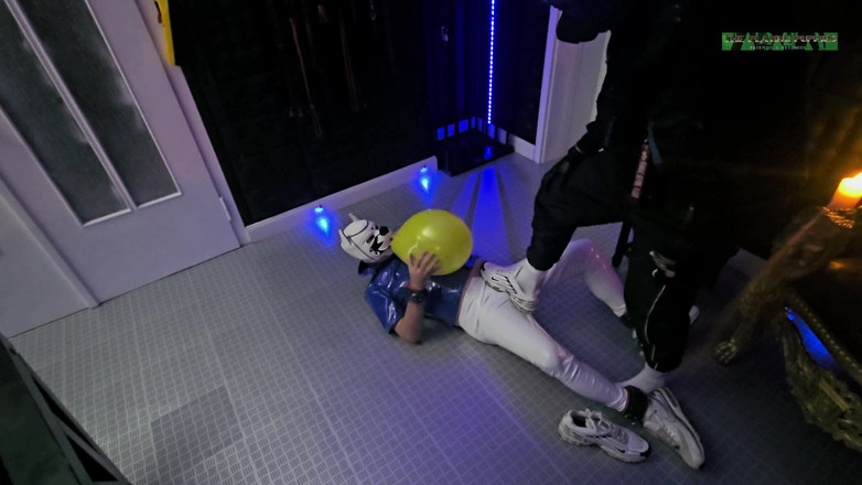 The Playing Puppies: पिल्ला स्नीकर्स, बदबूदार मोजे, पैर और पीले गुब्बारे खेलना