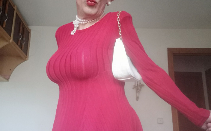 Yusti: Cross-dresser przed lustrem