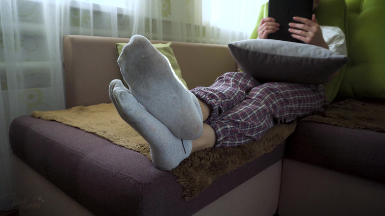 Teasecombo 4K: Yıpranmış beyaz çoraplı Japon çıplak tabanlarını gösteriyor