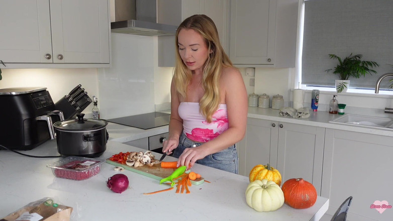 Brea Rose: 和继母一起做饭免费视频