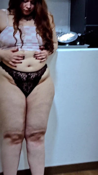 Nicole's Silly Fat Tease: Jiggling Cellulite Ass & Soft Belly Dance