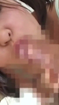 Brünettes brünette teen gibt leidenschaftlichen schlampigen blowjob auf dem bett