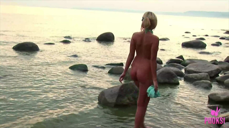 Pooksi: Beach beauty Arya rubs her sugar snatch until she cums!