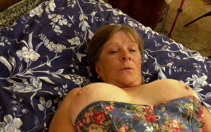 Carmen Angel: Abuela madre naturaleza chupa, palo y polla preñada