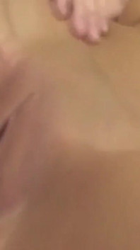 Romig sperma druipt van kloppend spleetje cameltoe