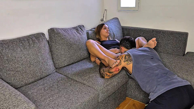 Young big apple: मेरा सबसे अच्छा दोस्त मेरी चूत को तब तक चूसता है जब तक कि वह मेरे सभी तरल पदार्थ बाहर नहीं निकाल देता