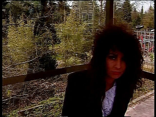 Lucky Cooch: 야외 인터뷰에서 사랑스러운 갈색 머리의 미녀