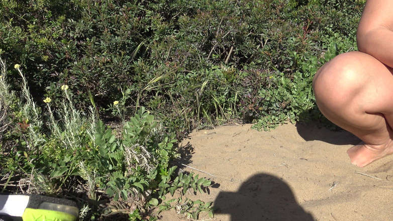 Stepmom Susan: Пляж умолял меня пописать из волосатой киски, прежде чем он трахнул меня