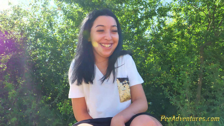 Pee Adventures: Sexy brunette probeert buiten hard haar blaas te legen en...
