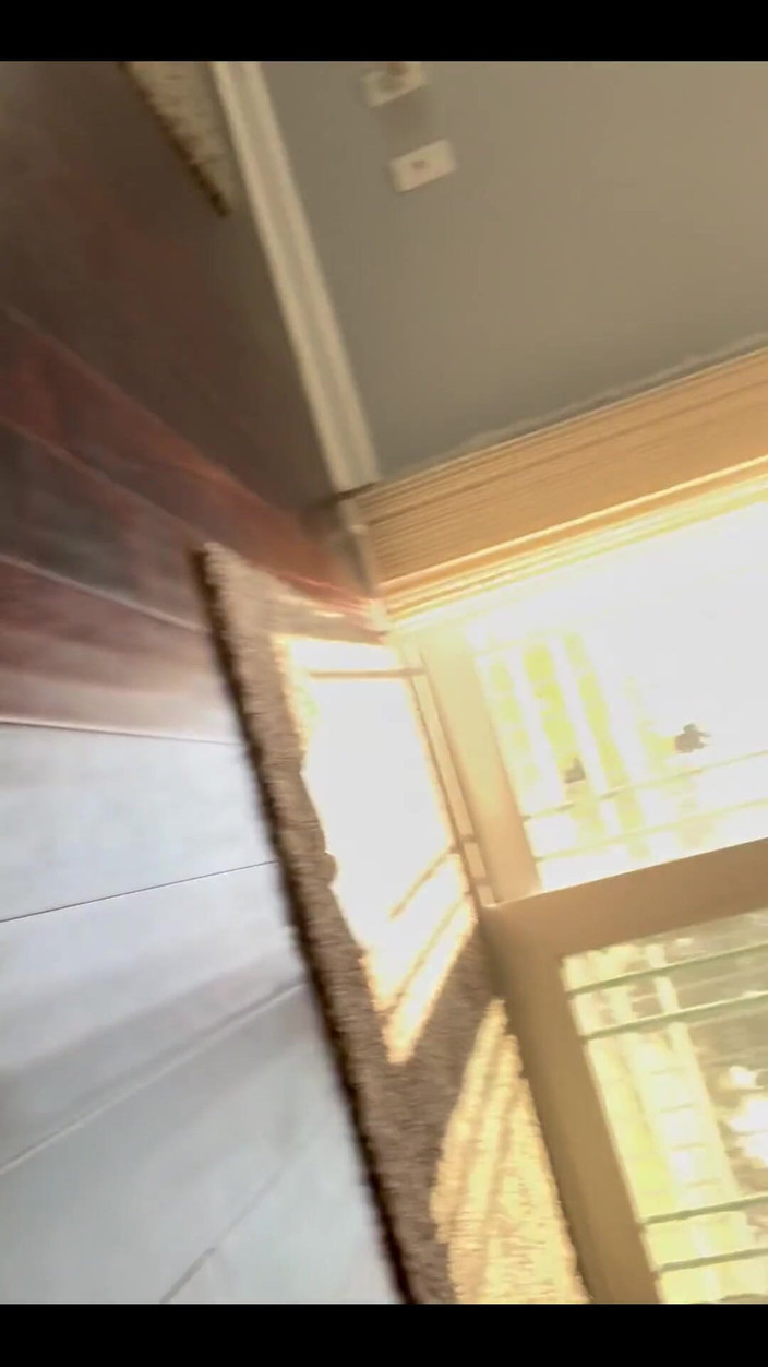 Jasons feet: Le géant Jason s’étouffe sur Tiny City