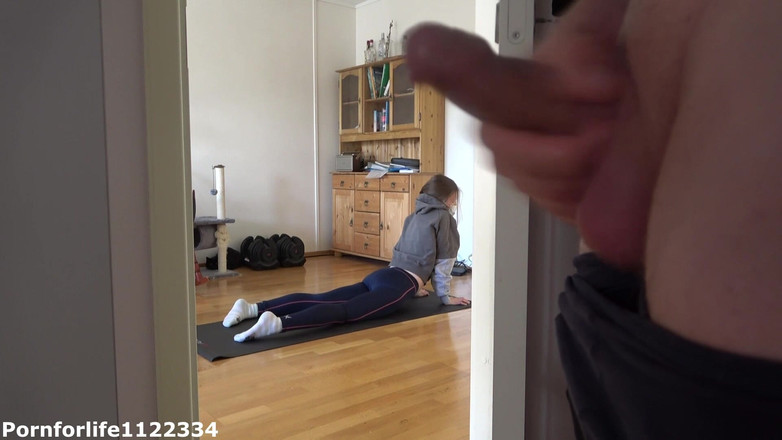 Pornforlife1122334: J’adore regarder ma demi-sœur faire du yoga et me branler