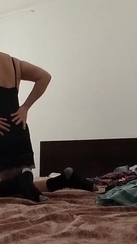 Wanita amatur berseronok mencuba pakaian dan memotongnya.