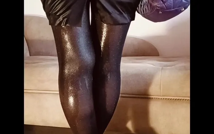 FrauleinP: Pee Shiny Pantyhose Crossed Legs