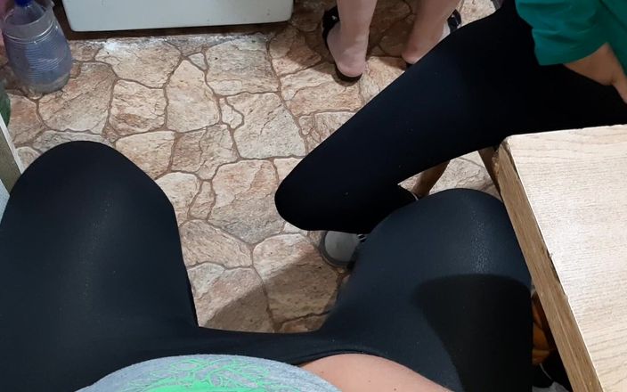 Lesbian-candys: Kami ngocok kontol ibu tiri kami waktu dia lagi masak...