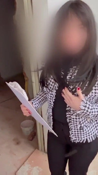 Emlakçı Daire Sahibine Sakso Çekiyor