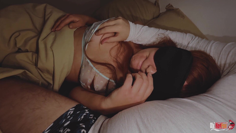 OlxRedFox: 和我的继母睡一张床并在她的大屁股上射精