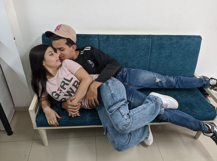 mackencie29: Mi sono sdraiato accanto alla mia sorellastra di 18 anni e...