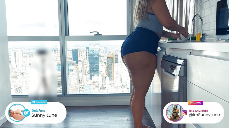 Suny Lune: Pembantu rumah latina menghisap batang saya dan benarkan saya mengongkek...