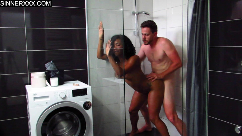 Sinners World: "मुझे जोर से चोदो और मुझे भर दो" बड़े कूल्हों वाली साँवली के साथ तीव्र अंतरजातीय शॉवर सेक्स - kiki minaj