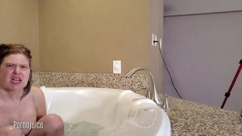 PornoJuice Faphouse: Grote tieten doof pornoster speelt in de jacuzzi met In...