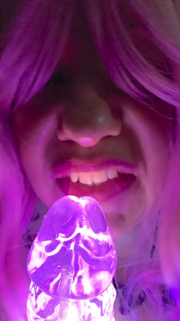 LustyPeachesofSin: Ssanie mojego oświetlonego dildo