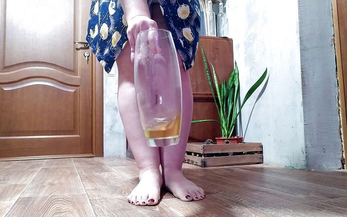 SoloRussianMom: Hairy pussy pisses gorgeous in a flower vase