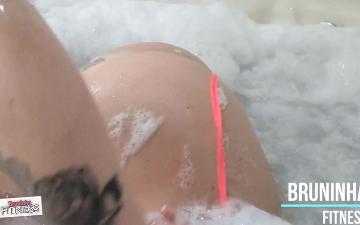 Bruninha fitness: Біла скумбер смокче член у ванні - відео від першої особи