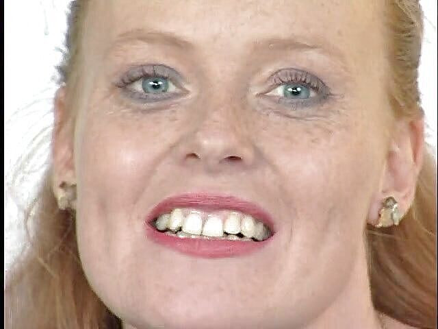 Lucky Cooch: Dildoliebende schlampe lutscht schwanz beim casting