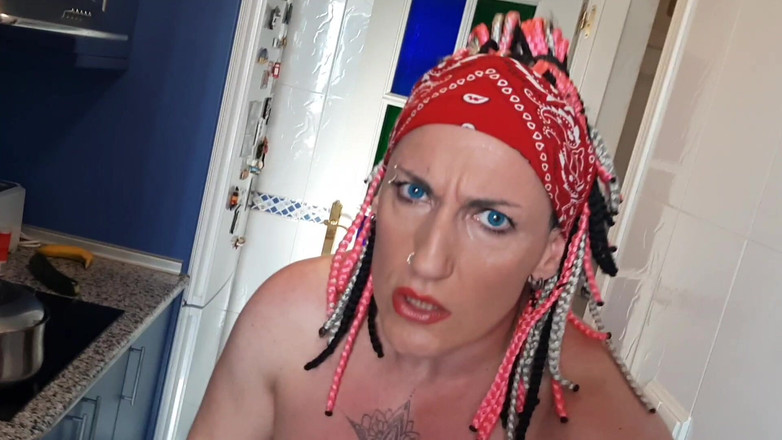 Danaxmuscles: Mengongkek pantat dan pepek saya di dapur