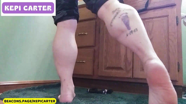 Kepi Carter studios: Ich beuge meine waden in socken und barfuß