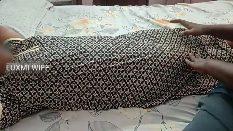 Luxmi Wife: Grannpojke naken massage till fru -1