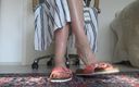 Lady Victoria Valente: Sexy voeten in abrikoos gepatenteerde leren slippers