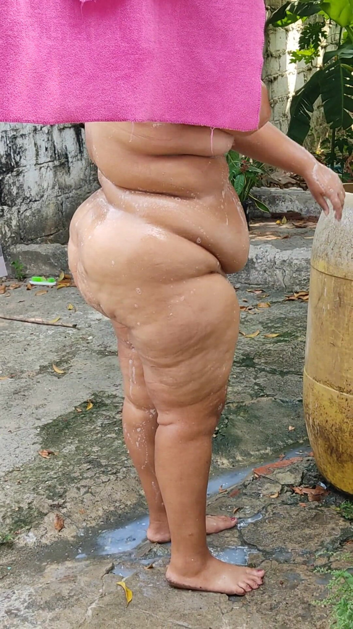 Gordita Culo Rico: My Stepson Spies on Me While I Bathe in the...
