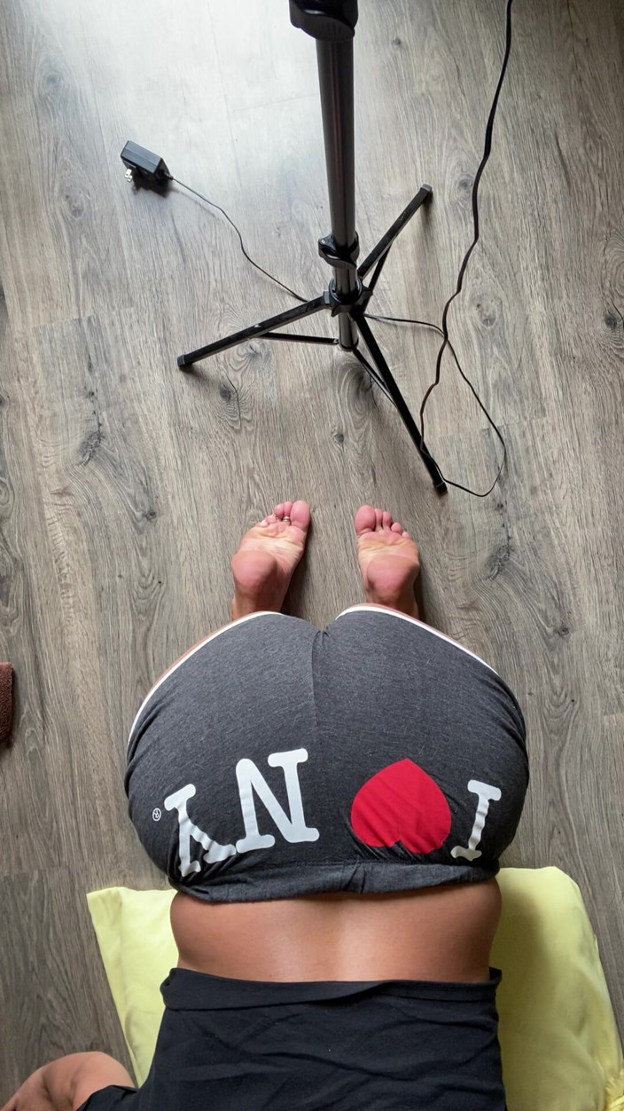 Tan feets: タンフィーツの逆立足の足の底と胸の先の白い足の指をじらす