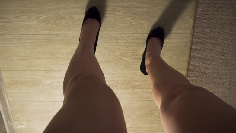 Teasecombo 4K: POVからかい長い脚とふくらはぎにハイヒール