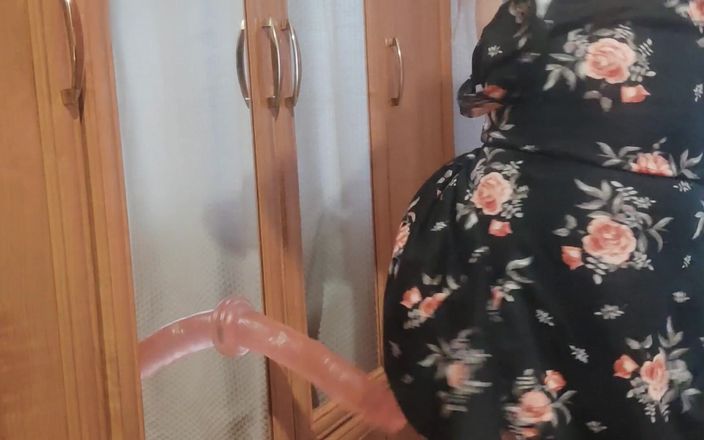 Lizaveta: Genç orta yaşlı seksi kadın aynada kendini sikiyor