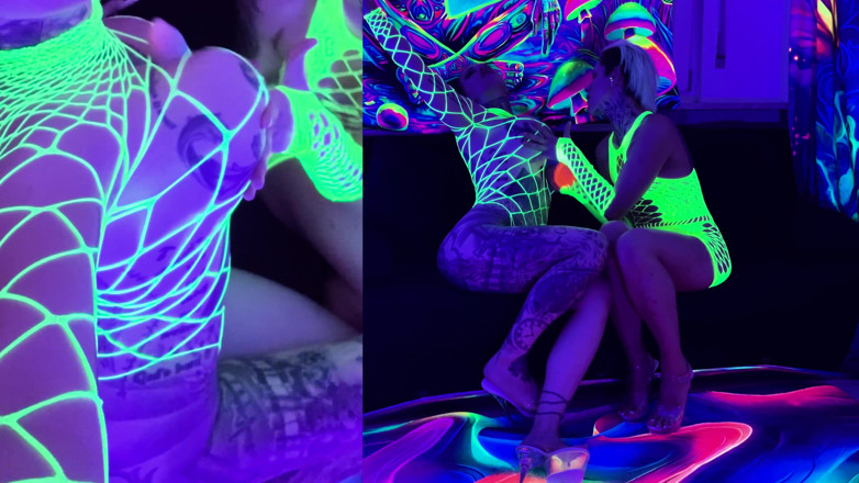 MissAlessaMilano: Lampu Neon Dengan 2 Gadis Gila