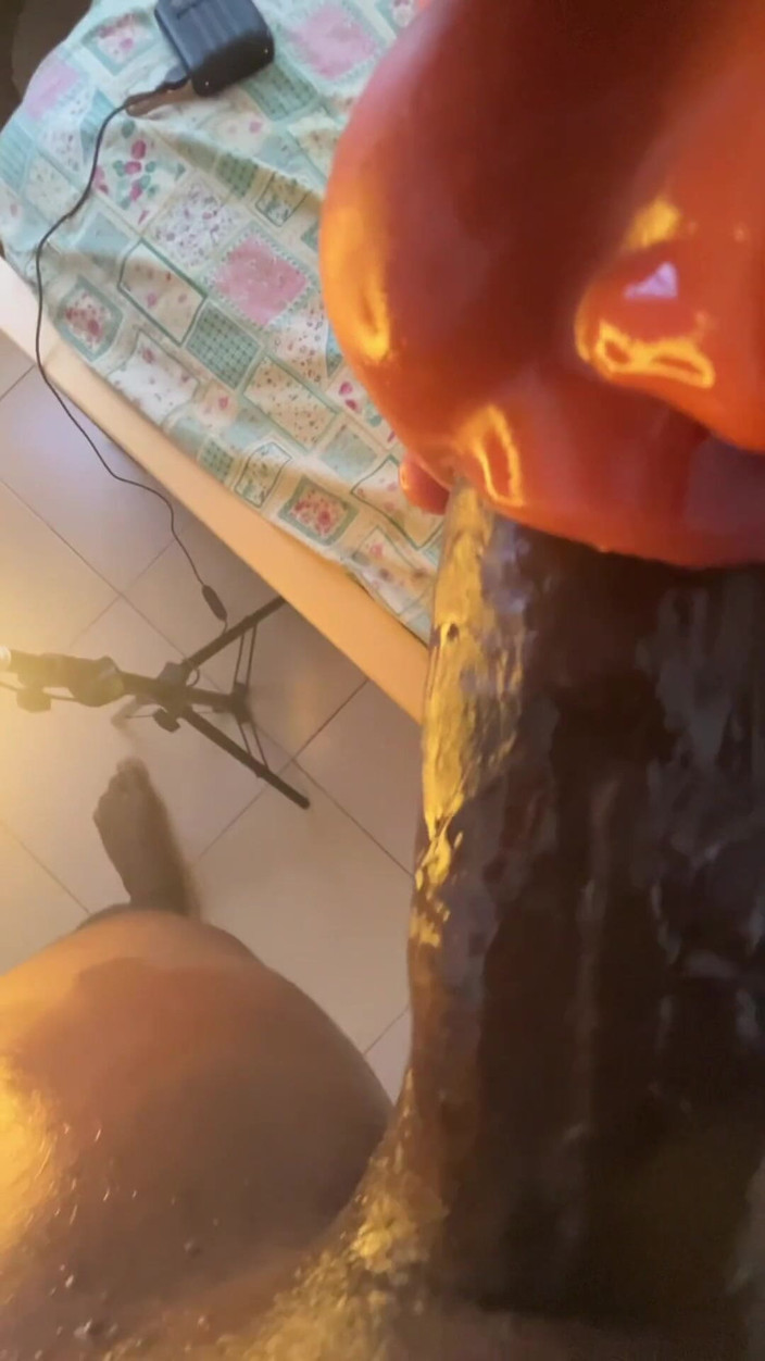 Bbc-godaddy: Esperienza di scopata in gola con un giocattolo bbc