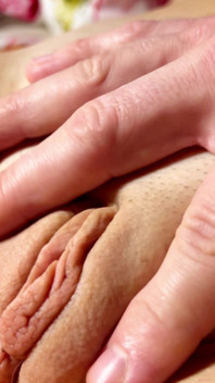Masáž mé baculaté kundičky mě přivádí k šílenství a dává mi silné orgasmy